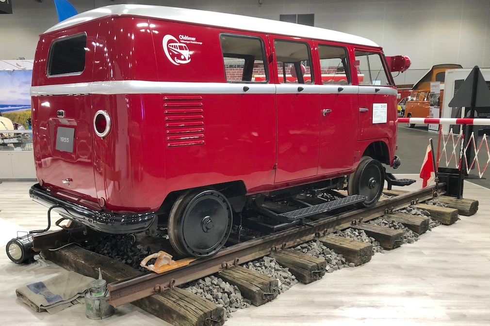 VW T1 Bahnamtdraisine stehend schräg von hinten