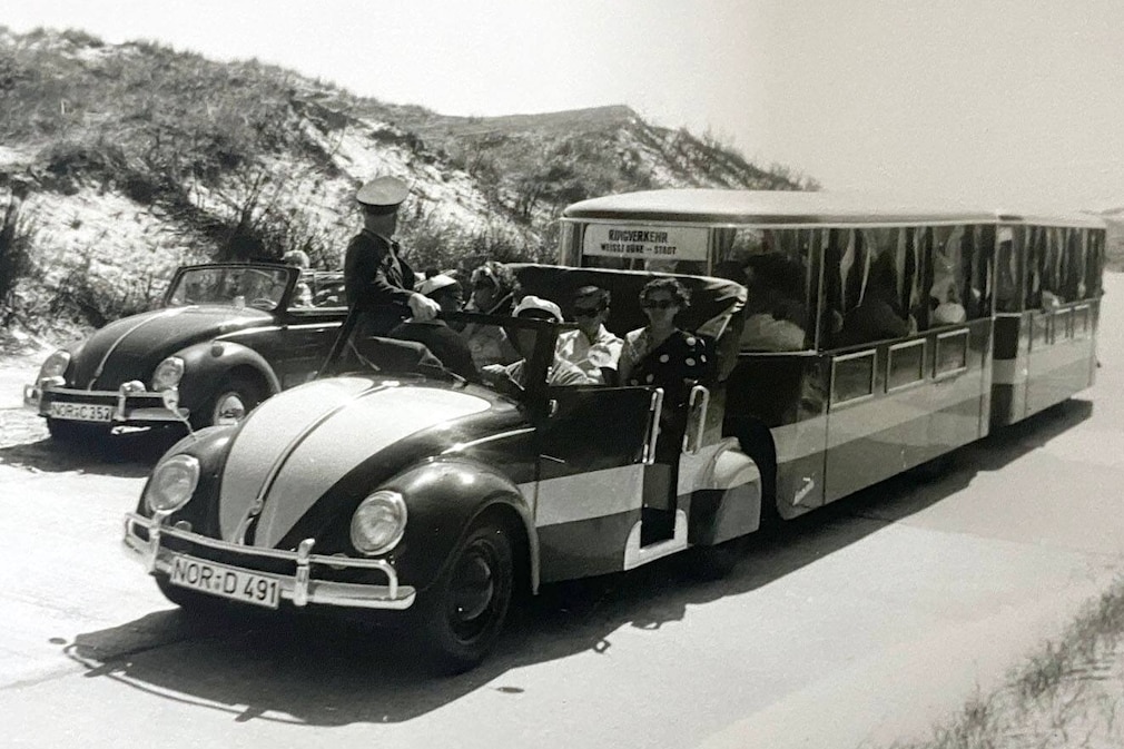 historisches Schwarzweißfoto: VW Käfer Dünen-Express