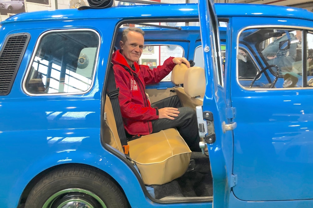 AUTO BILD-Redakteur sitzt hinten iom Fiat 500 Giardiniera Fünftürer