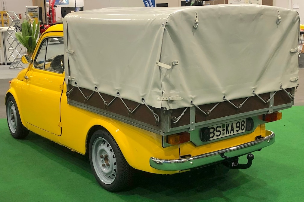 Fiat 500 Pick-up stehend schräg von hinten