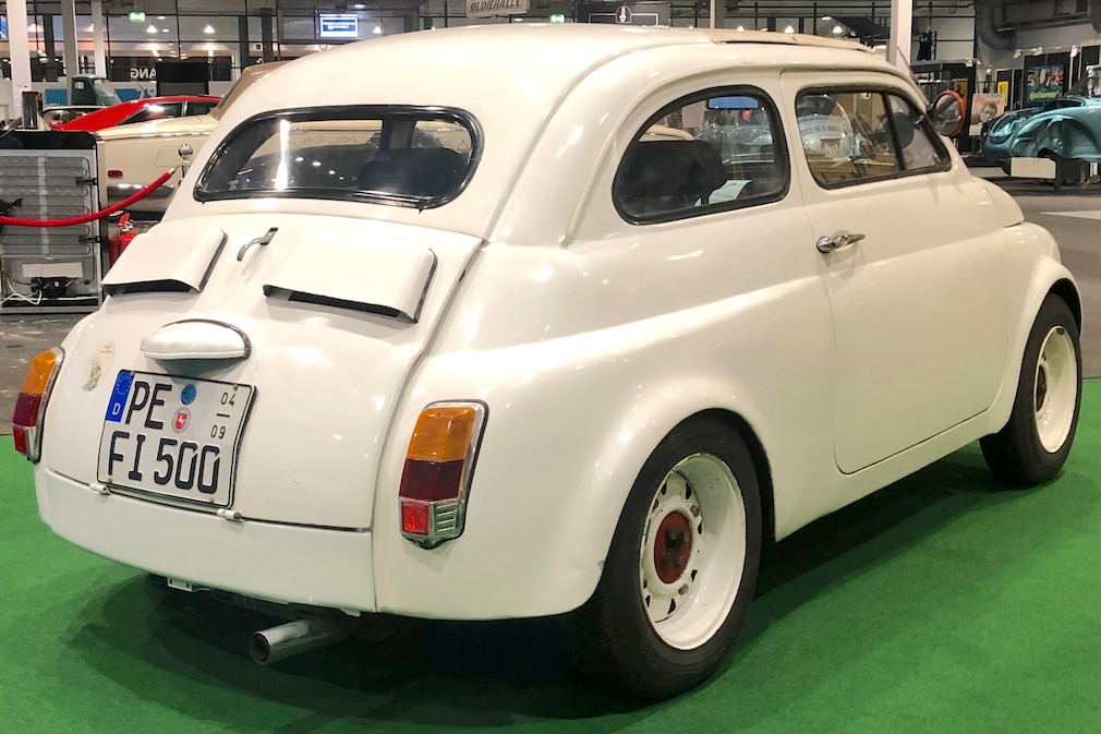Fiat 500 Top Chop stehend schräg von hinten
