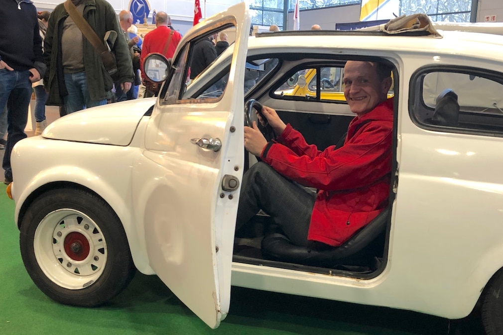 Fiat 500 Top Chop stehend von der Seite, Fahrertür offen, AUTO BILD-Redakteur am Steuer