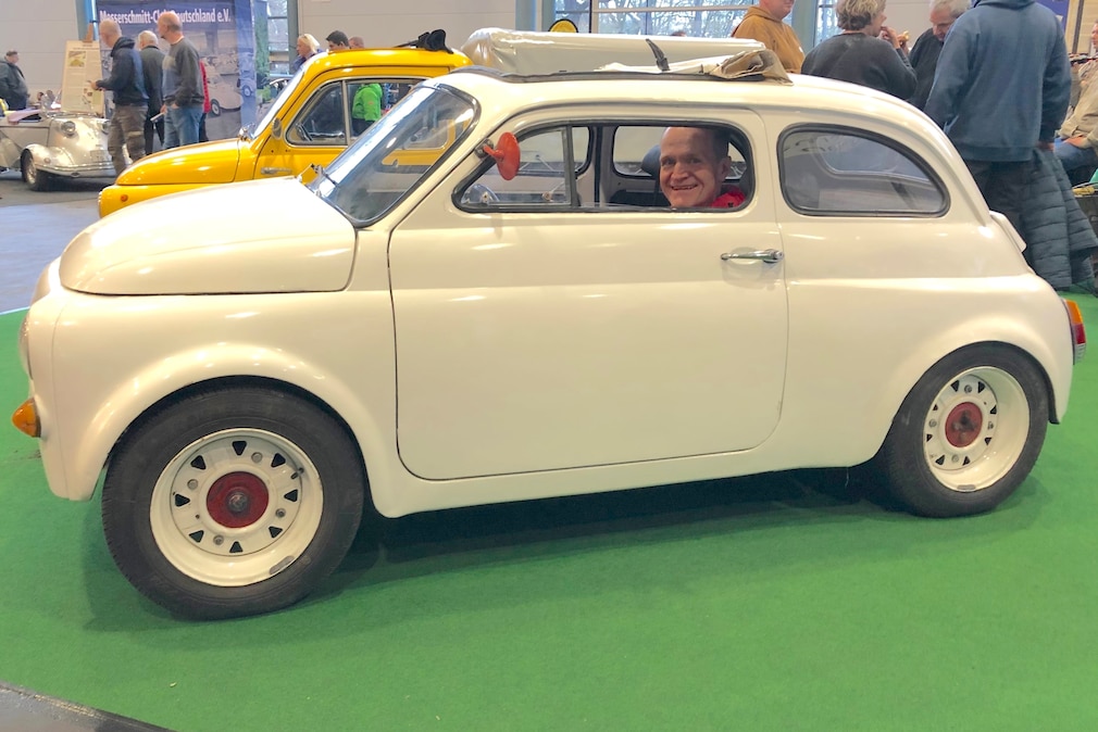 Fiat 500 Top Chop stehend von der Seite mti AUTO BILD-Redkateur am Steuer