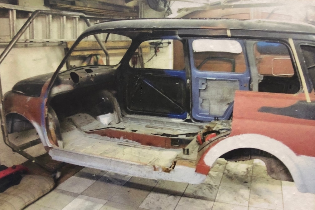 aufgeschnittene Karosserie beim Bau des Fiat 500 Giardiniera Fünftürer