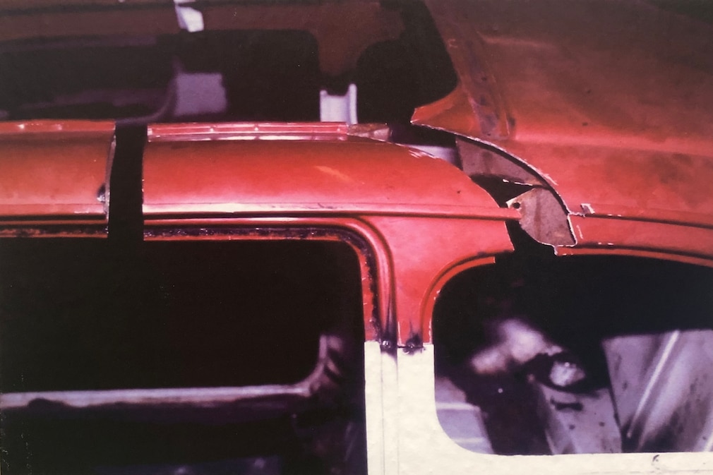 historisches Farbfoto: Blechteile des zerschnittenen Fiat-500-Daches