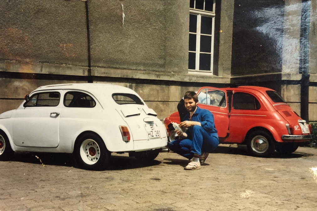 historisches Farbfoto: Gerhard Setz, genannt Gerdi, am gechoppten Fiat 500