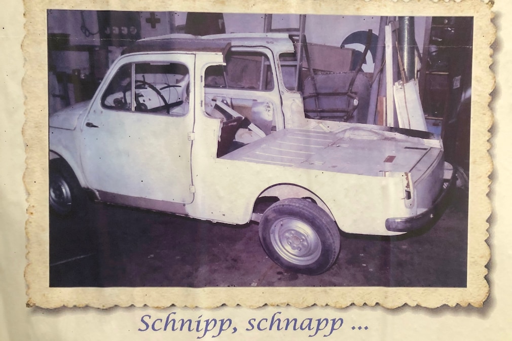 historisches Schwarzweißfoto vom Zerlegen der Karosserie für den Fiat 500 Pick-up