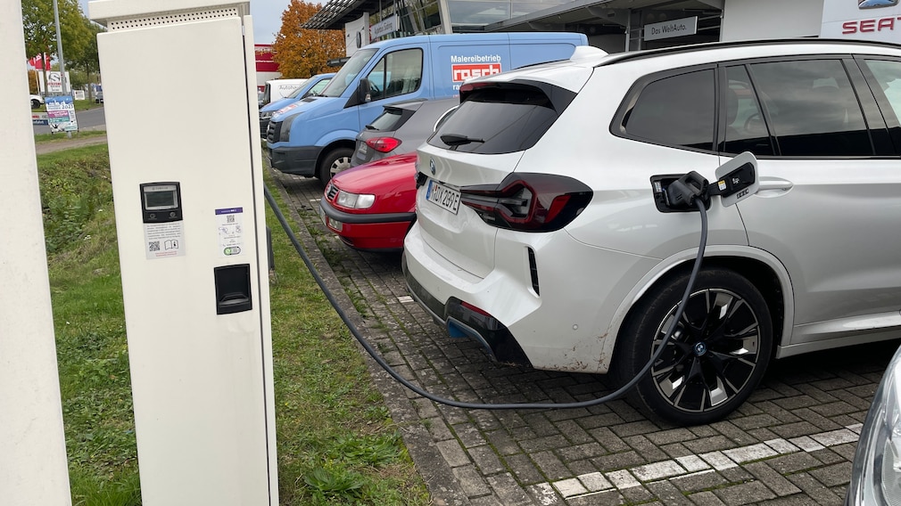BMW iX3 beim öffentlichen Laden