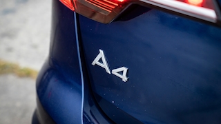 Audi A4 Logo auf dem Heckdeckel eines Avant.