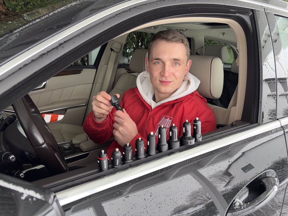 Aufmacherbild: zehn USB-Ladegeräte aufgereiht auf dem Auto Amaturenbrett