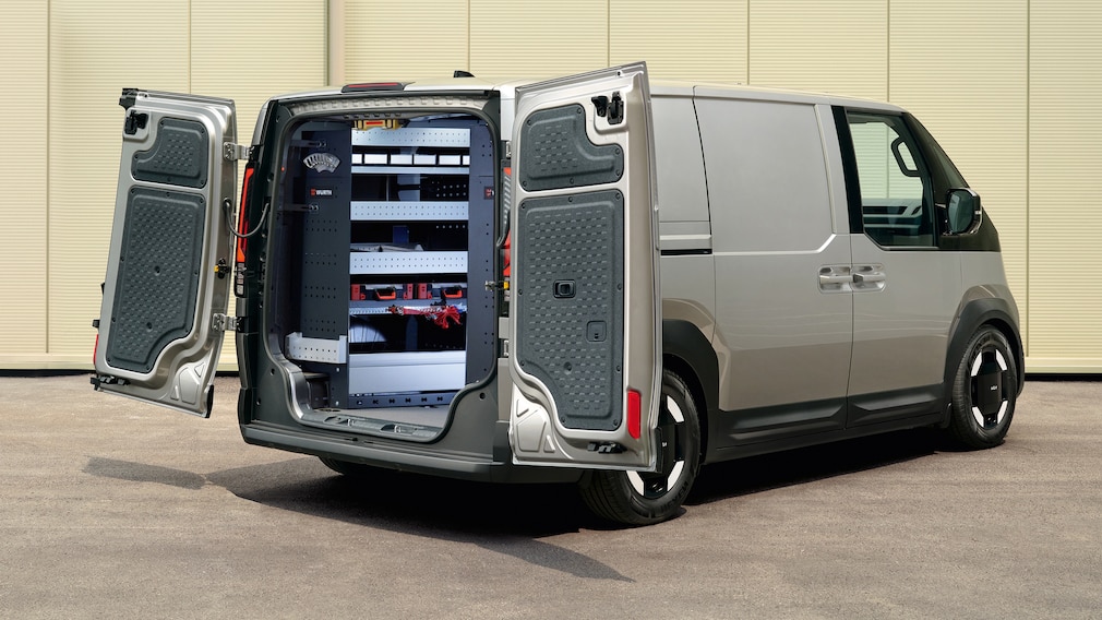 Kia PV5 Cargo mit Würth-Handwerkerausbau, schräg von hinten vor Halle.