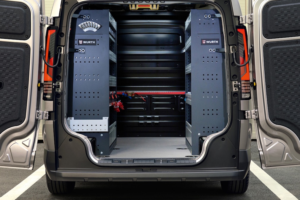 Kia PV5 Cargo mit geöffneten Hecktüren und Würth-Regalsystem im Laderaum.