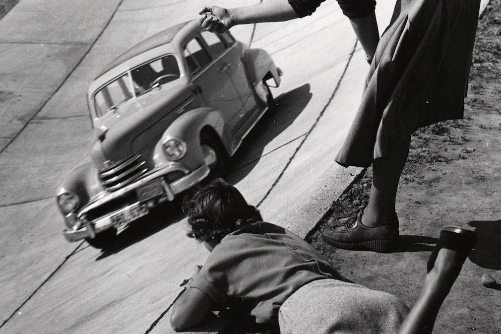 Frauen stoppen die Rundenzeiten bei Testfahrten mit dem Opel Olympia auf dem Testgelände Dudenhofen.