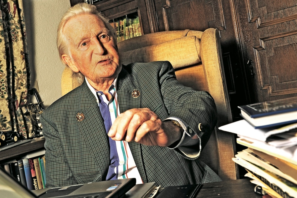 Fritz B. Busch 2009, vorn im Foto sein Laptop