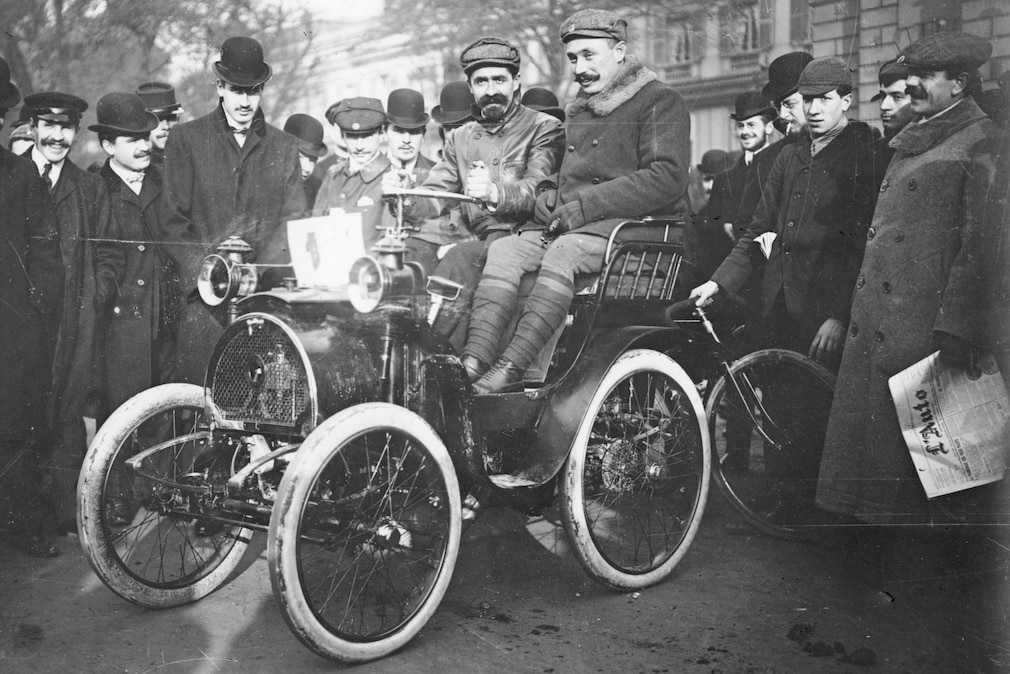 Louis Renault am Steuer einer Voiturette von Renault, 1899