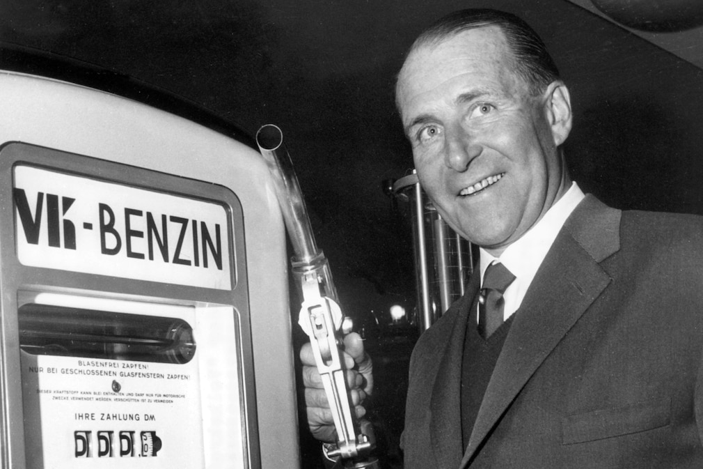 historisches Schwarzweißfoto: Georg von Opel mit Zapfpistole an einer Zapfsäule