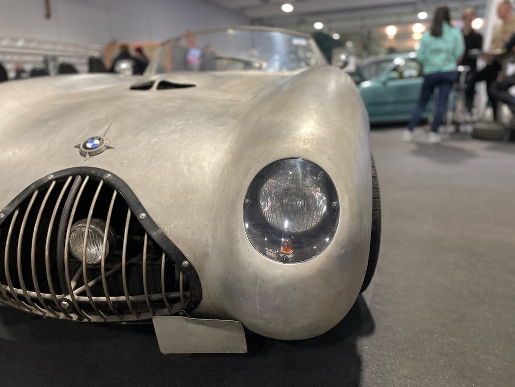 Eigenbau-Vorkriegskarosserie auf BMW Basis im Vordergrund, im Hintergrund ein türkisfarbener Honda Civic.