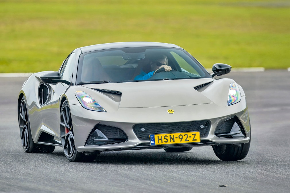 Alpine A110 GTS vs. Lotus Emira Turbo SE