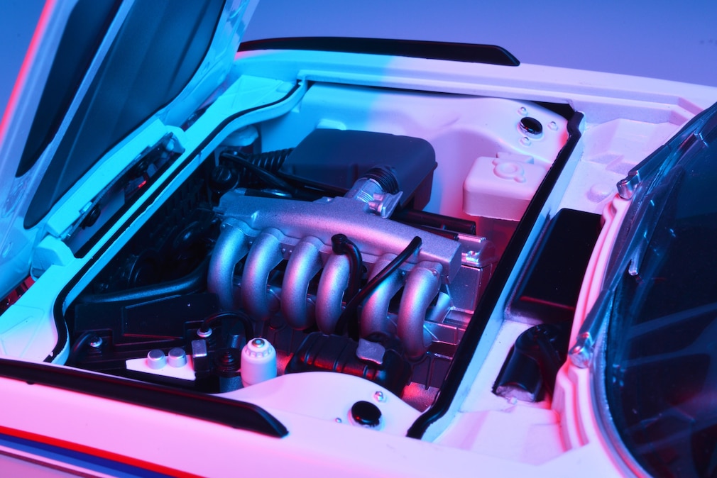BMW 3.0 CSL "Batmobil" (E9) als Modellauto, Motorraum