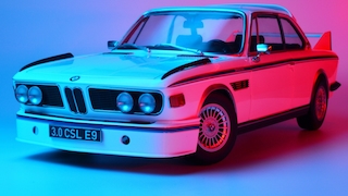 BMW 3.0 CSL "Batmobil" (E9) als Modellauto schräg von vorn, blau und rot beleuchtet