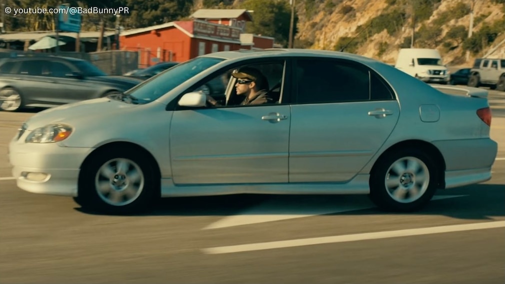 Bad Bunny im Toyota Corolla
