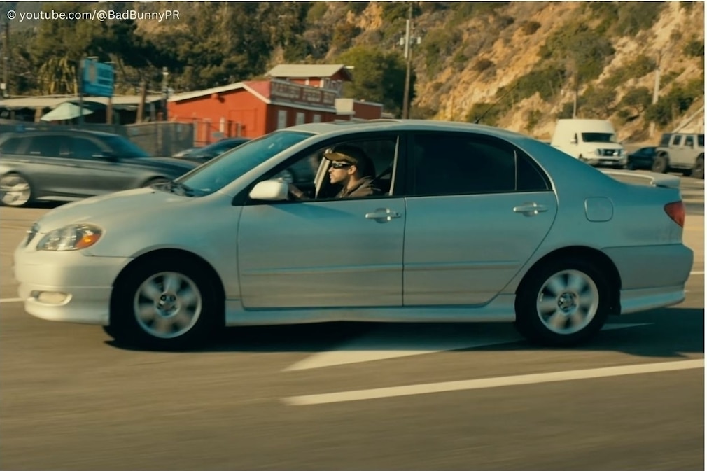 Bad Bunny im Toyota Corolla