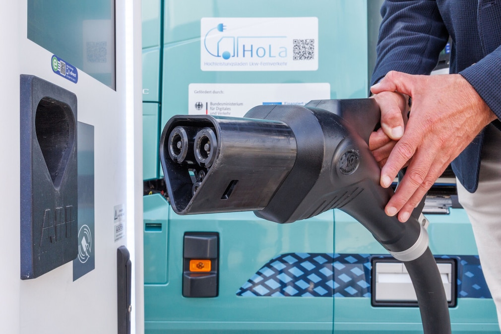 Eröffnung Megawatt-Ladepark für E-Lastkraftwagen