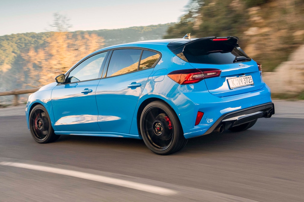 Blauer Ford Focus ST Edition fährt auf einer kurvigen Landstraße.