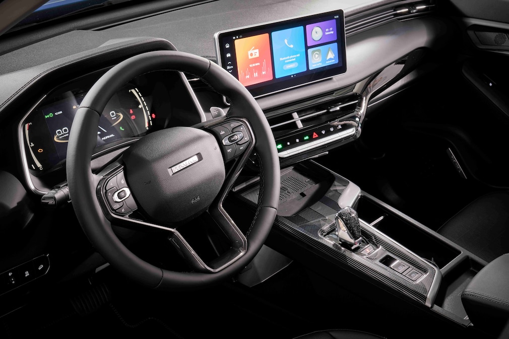 Cockpit des GWM Haval Jolion Pro mit Digitaldisplay und Automatikhebel.