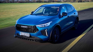GWM Haval Jolion Pro in Blau fährt auf einer Landstraße.