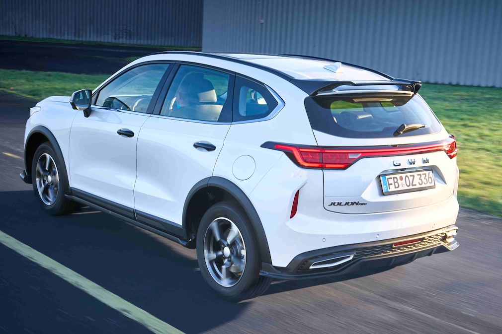 Weißer GWM Haval Jolion Pro von hinten auf einer Landstraße.