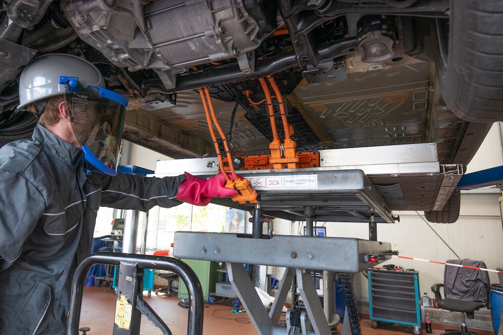 Reparatur am Akku eines Elektroautos