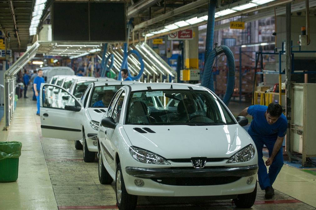 Fließbank in iranischer Autofabrik mit Peugeot 206