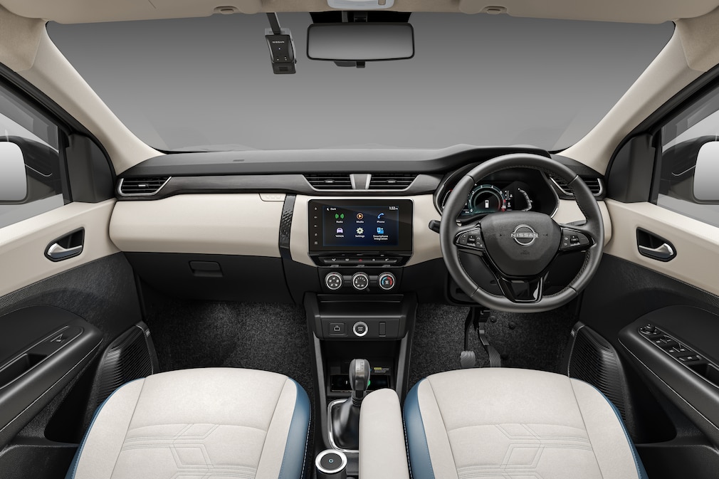 Cockpit des Nissan Gravite mit Touchscreen und manuellem Schalthebel.