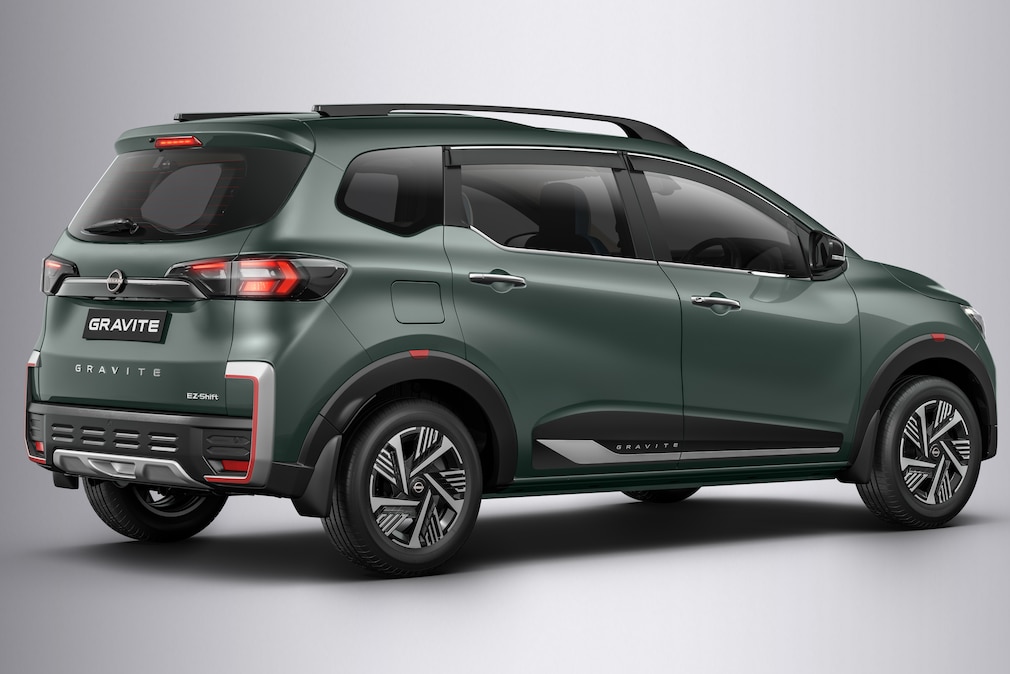Nissan Gravite in Grün, schräg von hinten vor neutralem Hintergrund.
