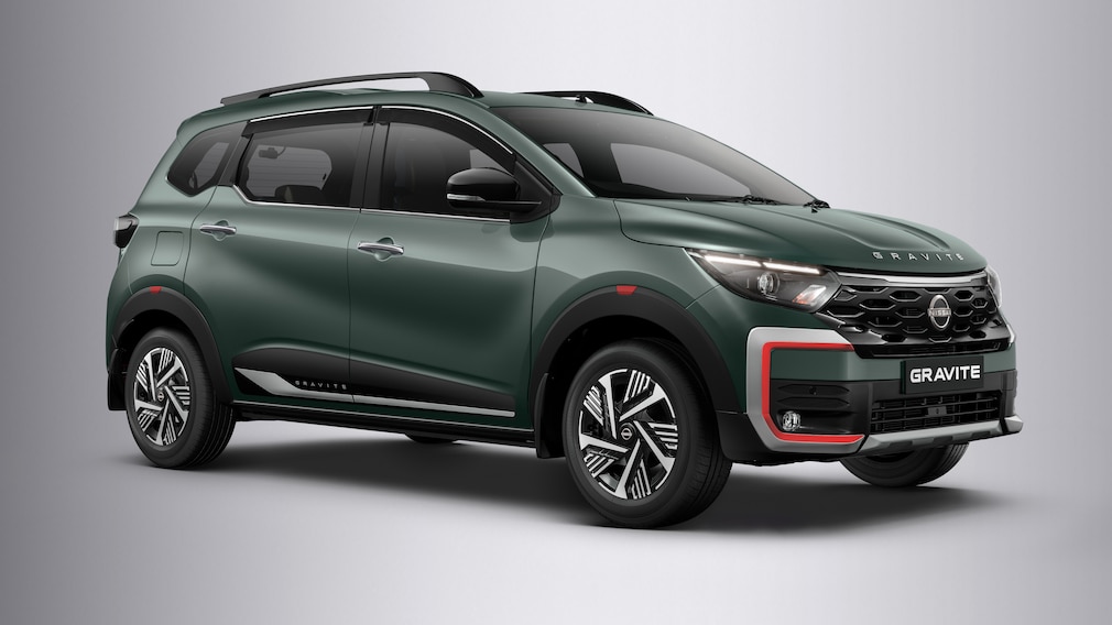 Nissan Gravite in Grün, schräg von vorn vor neutralem Hintergrund.