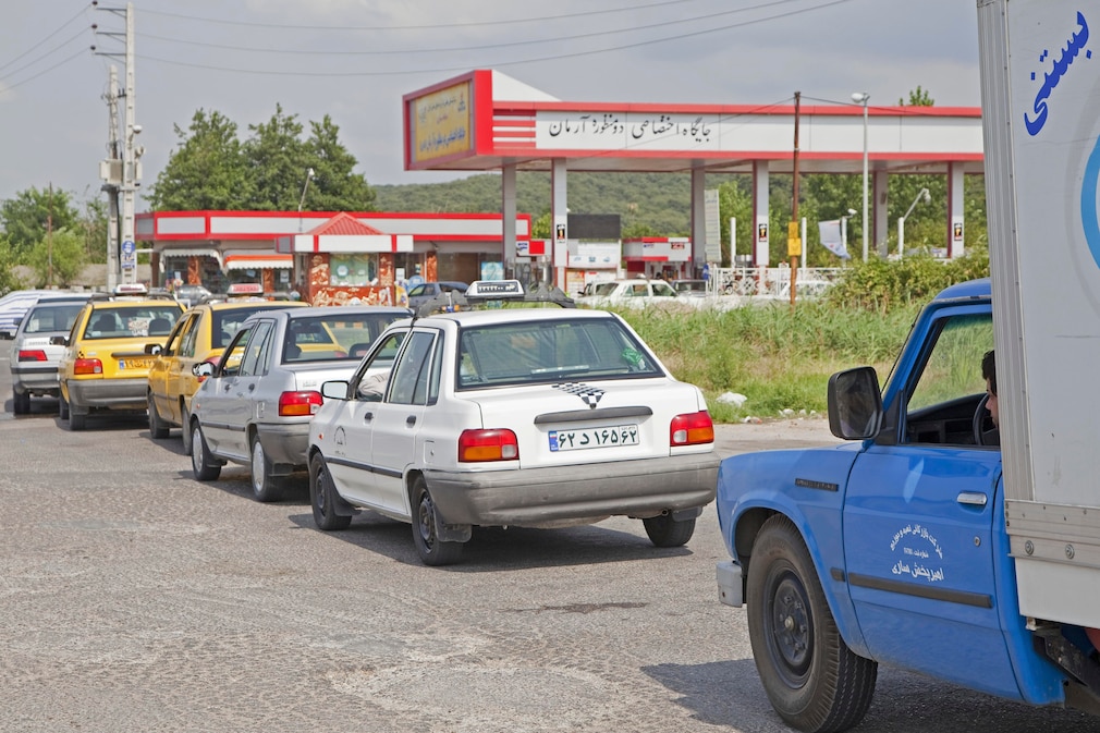 Auto-Schlange an einer iranischen Tankstelle, mehrere Saipa Saba