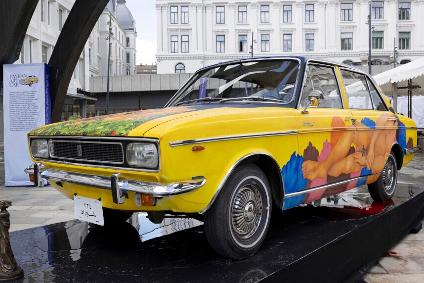 Gemalter oldtimer auf Ausstlelungsfläche