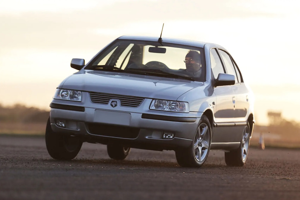 IKCO Samand fahrend von vorn