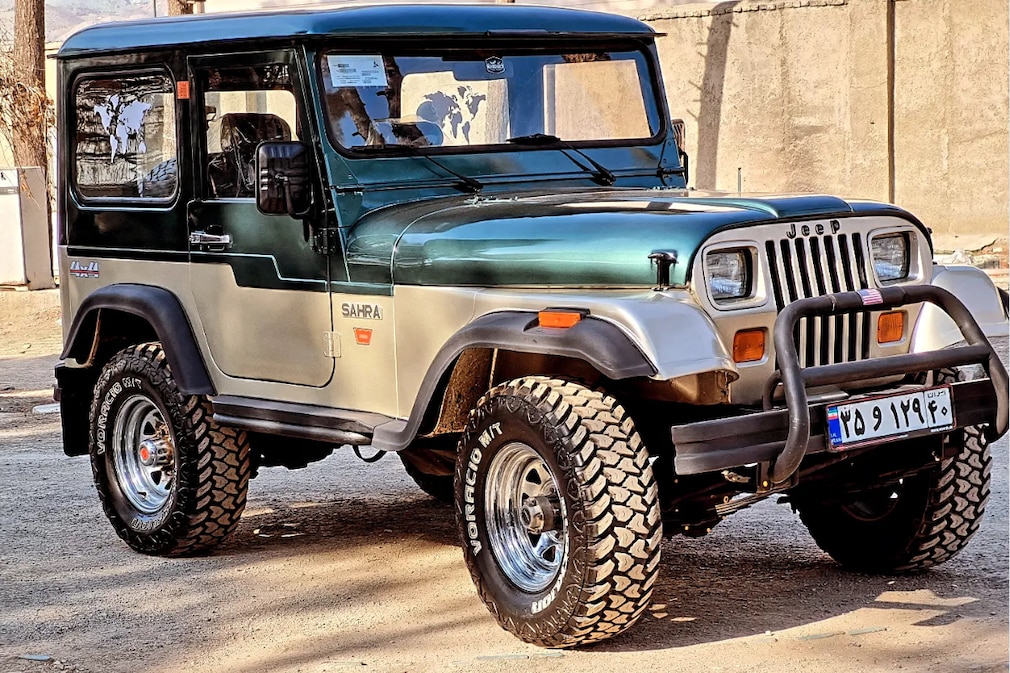 Jeep Sahra stehend schräg von vorn