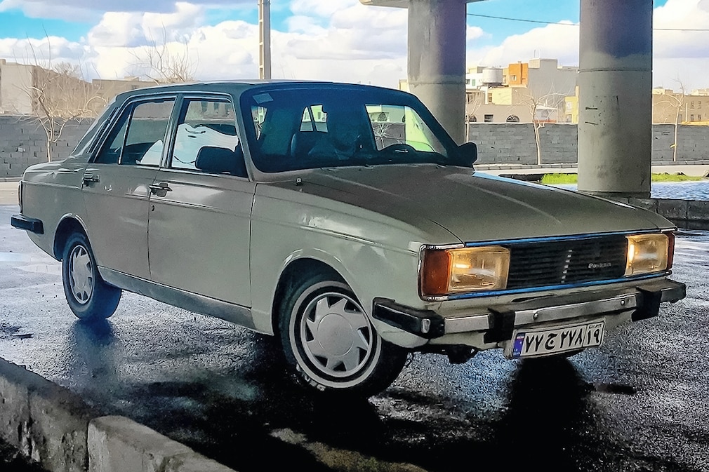 Paykan stehend von schräg vorn