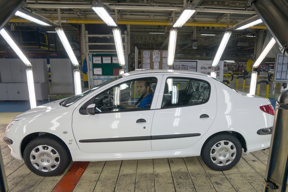 Peugeot 206 Stufenheck stehend von der Seite in der Autofabrik