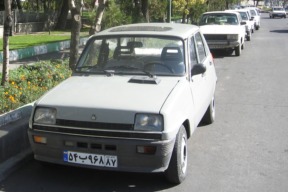 Renault 5 mit Saipa-Logo stehend von vorn