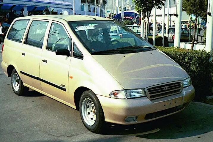 Saipa Caravan stehend schräg von vorn