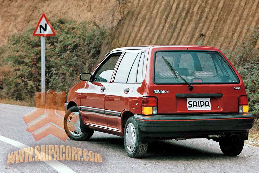 Saipa Nasim stehend schräg von hinten