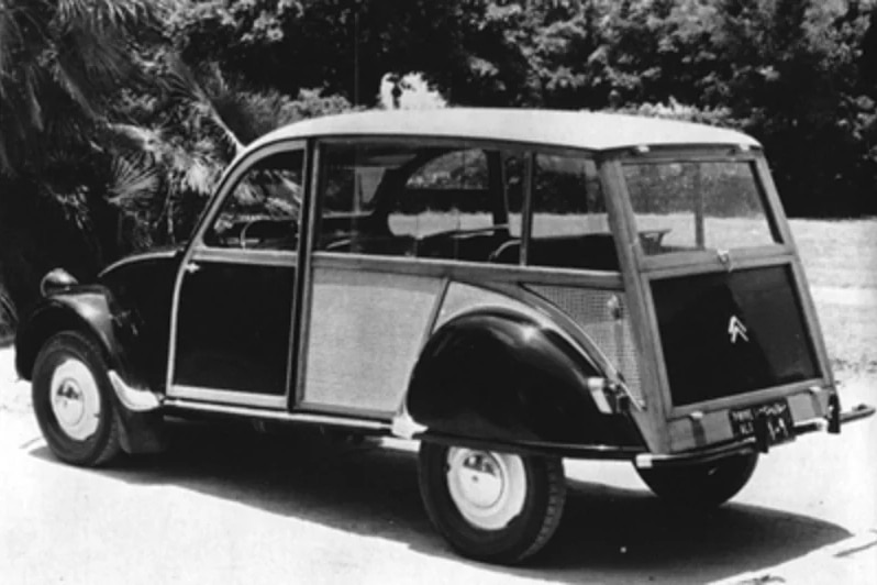 historisches Schwarzweißfoto: Kombi-Umbau des Citroen 2CV, stehend von schräg hinten