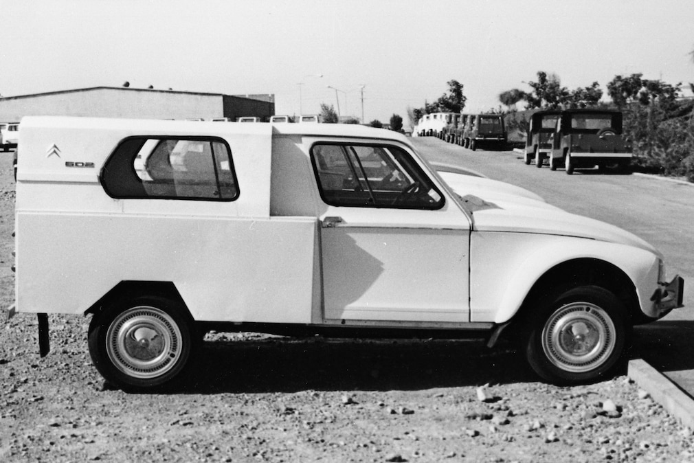 historisches Schwarzweißfoto: Saipa Jyane stehend von der Seite.