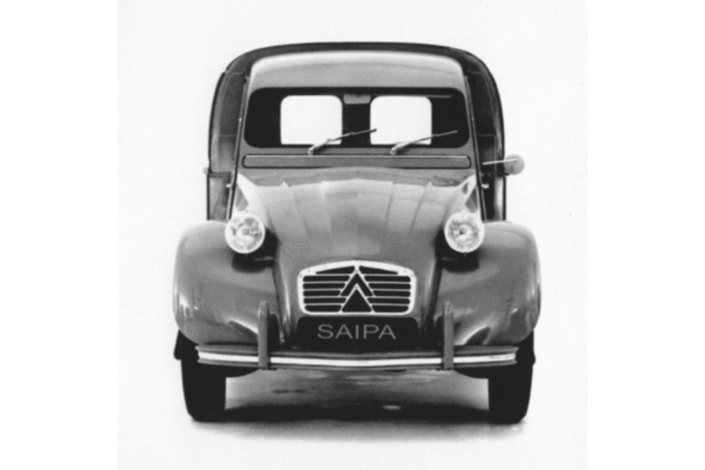 historisches Schwarzweißfoto: Saipac / Saipa 2 CV Kastenente stehend von vorn