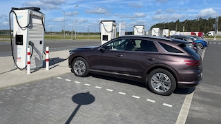 Schnellladen in Evendorf (Niedersachsen) an der A7 am Ladepark von Total Energies