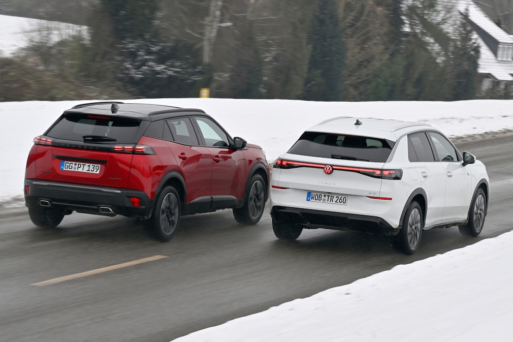 Peugeot 2008 Hybrid 145 e-DSC6 VW T-Roc 1.5 eTSI